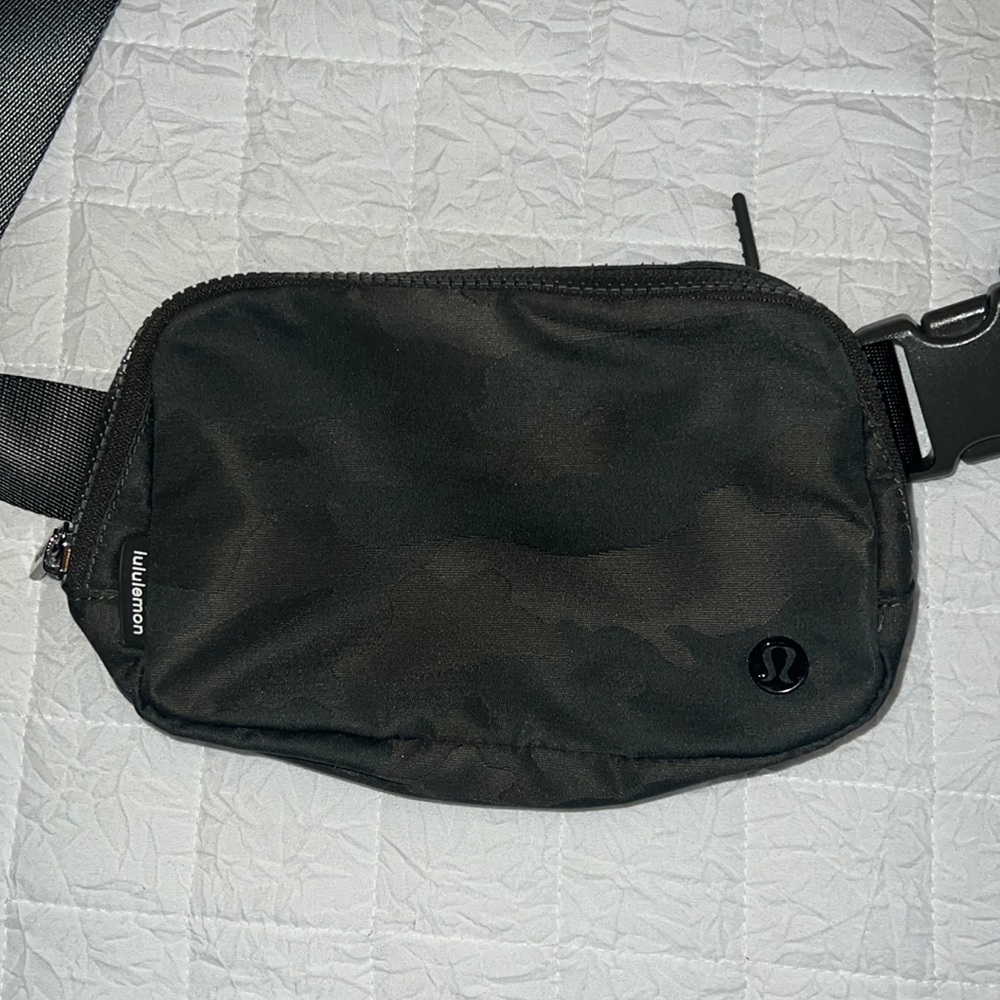 LULU LEMON belt bag